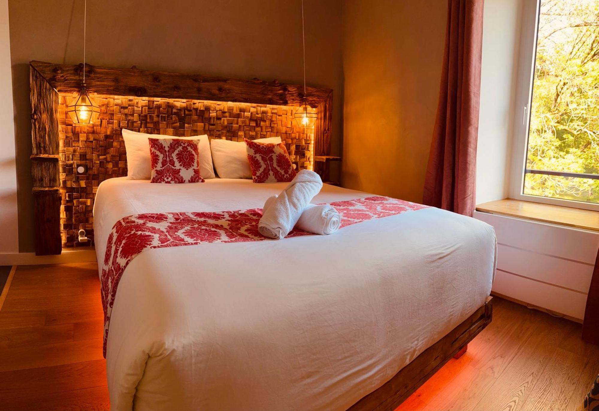 Le Moulin Du Guy, Proche Du Puy Dufou Bed & Breakfast Chanverrie Exterior photo