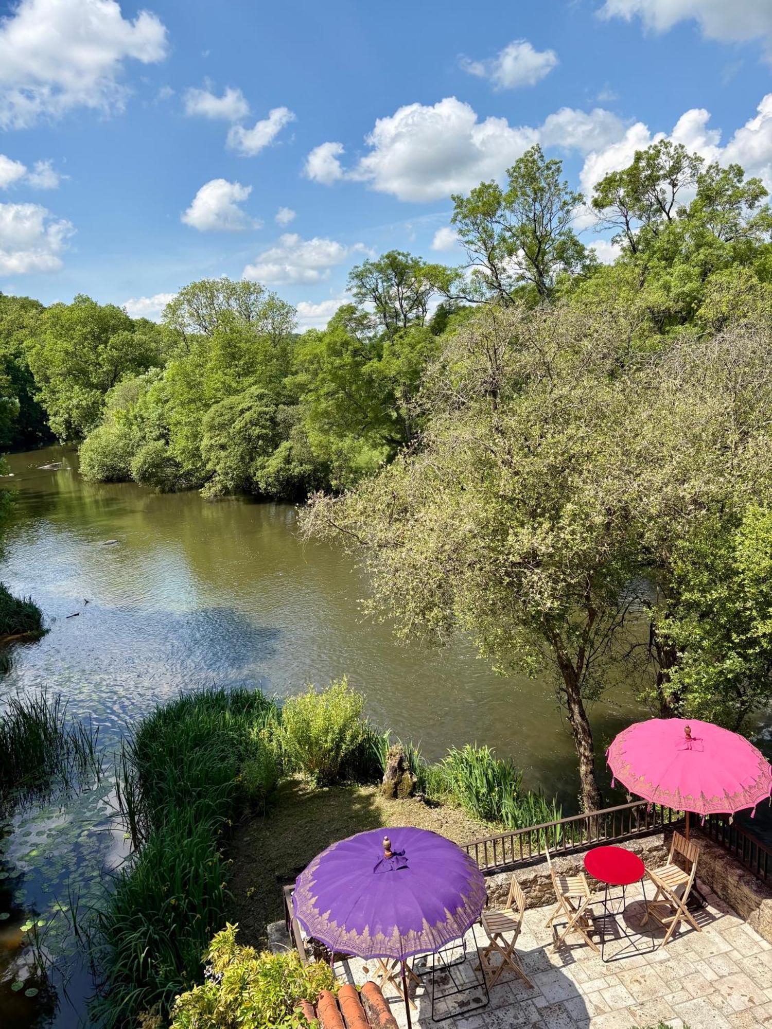 Le Moulin Du Guy, Proche Du Puy Dufou Bed & Breakfast Chanverrie Exterior photo